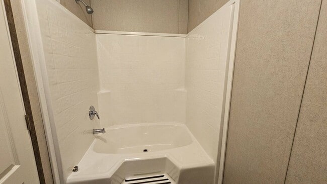 Building Photo - 2320 E MacArthur Rd