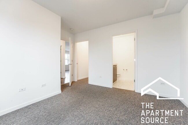 Building Photo - 1544 W Glenlake Ave