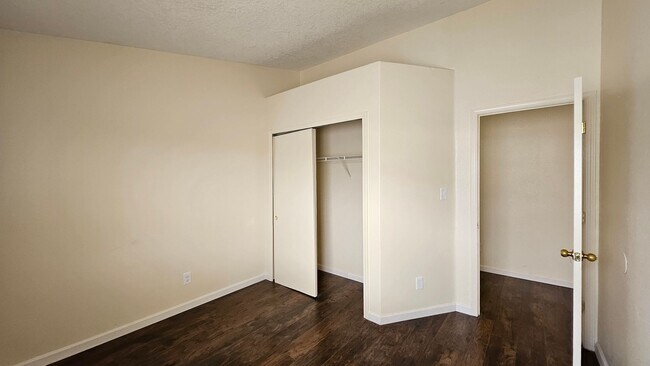 Building Photo - 5 Bed 3 Bath