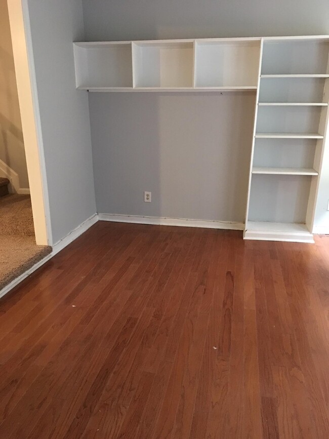 Building Photo - Beautifully Updated Townhome in the Heart ...