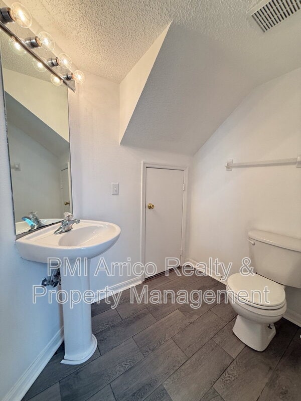 Building Photo - 7328 E Bank Dr