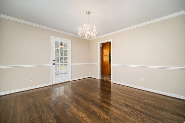 Building Photo - Incredible 2 story in West End with huge w...