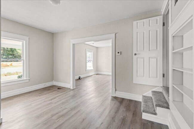 Building Photo - Charming 3 Bedroom, 2 Bathroom Home for Re...