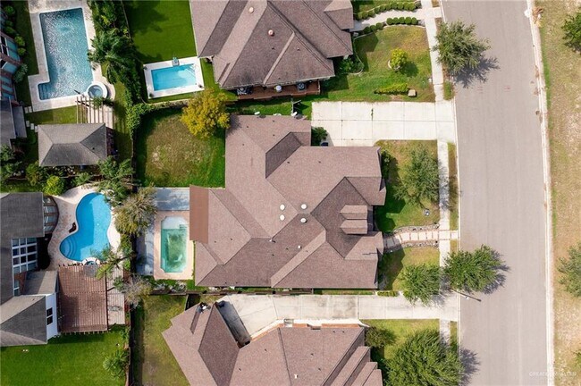 Building Photo - 2505 Grand Canal Dr