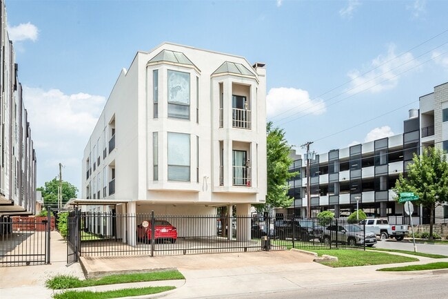 Building Photo - 2002 N Fitzhugh Ave