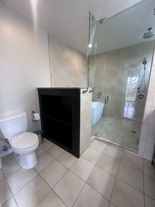 Building Photo - Stunning 3 bedroom + Den with Large Yard!