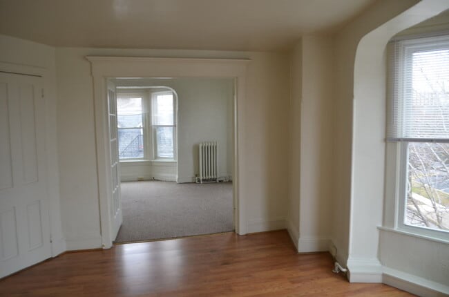Building Photo - 1 Bedroom 3rd Floor Apartment Near York Re...
