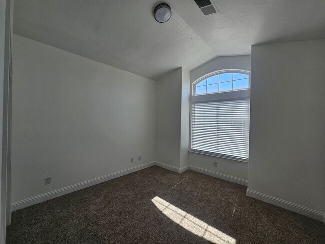 Building Photo - 4 Bedroom 2 Bath