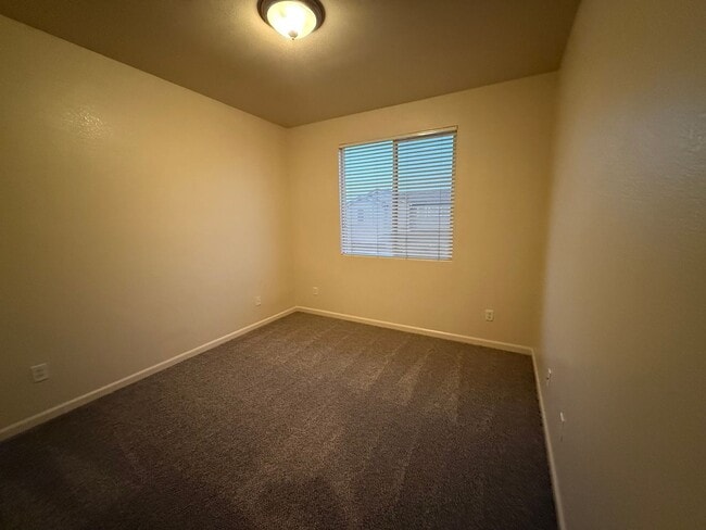 Building Photo - 1985 Linden Rd