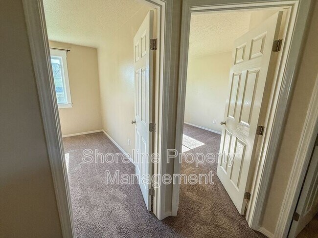Building Photo - 3420 N Oakstone Ave