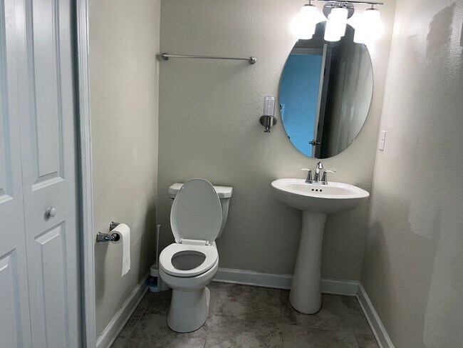 Building Photo - 3 bed 2.5 bath townhouse