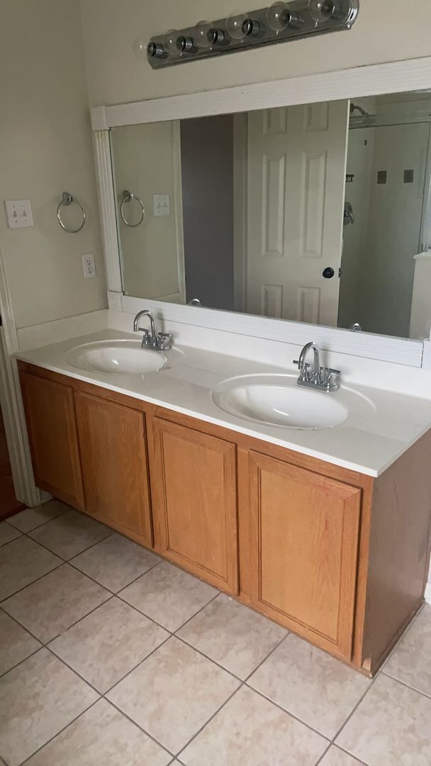 Building Photo - AMAZING 2-STORY 3 BEDROOM!!