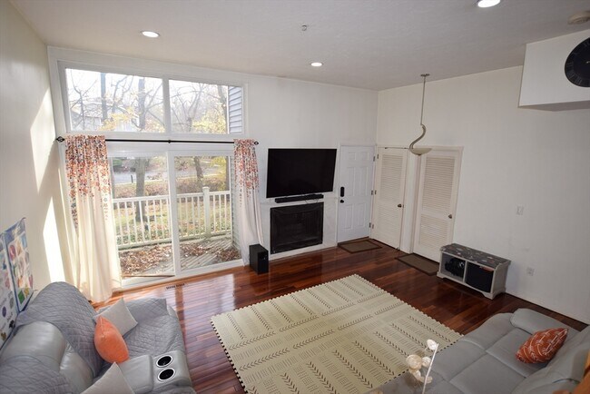 Building Photo - 255 North Rd