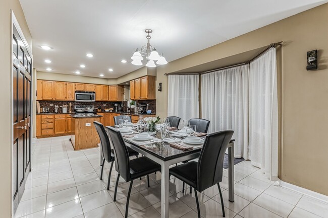 Building Photo - Fully Furnished 4 Bedroom 2.5 bathroom home in Bloomingdale