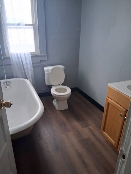 Building Photo - 325 Apple St