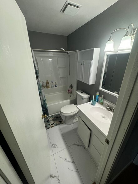 Building Photo - 9 N Whispering Hills Dr