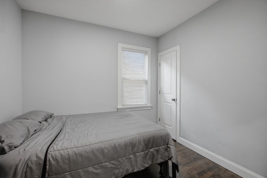 Building Photo - 2430 N Normandy Ave