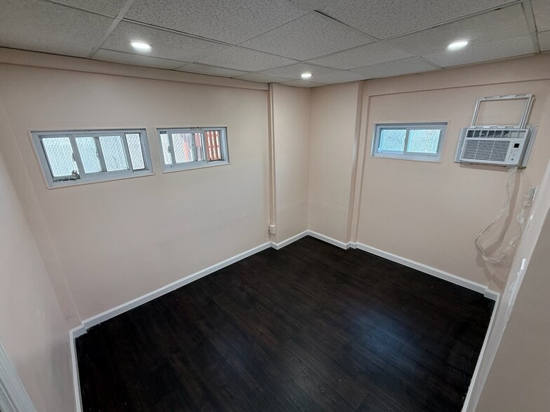 Building Photo - 27 Oceanside Ave