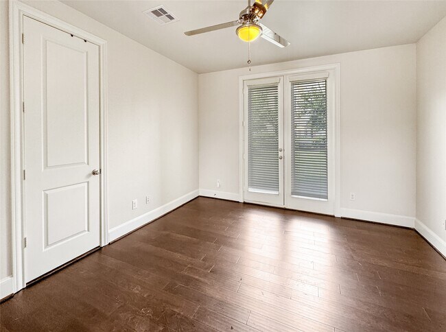 Building Photo - 2003 Covent Garden Station