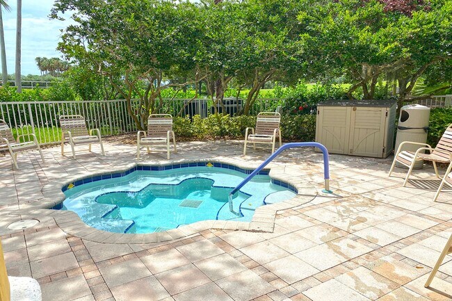 Building Photo - 5050 Fairways Cir