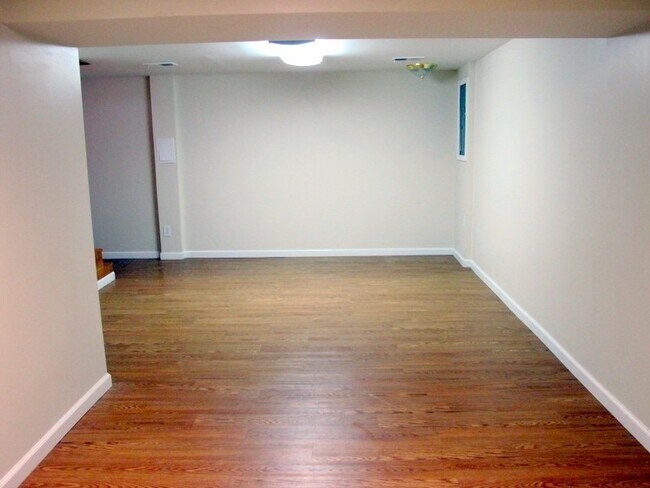 Building Photo - 927 Woods Hollow Dr