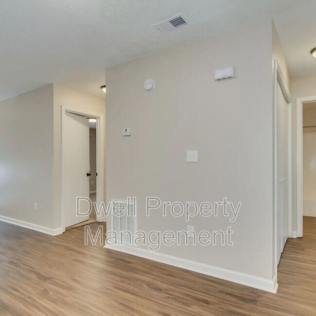 Building Photo - 3512 Woodlake Rd