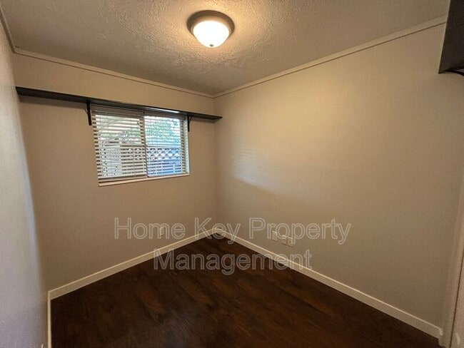 Building Photo - 3165 Crestview Dr