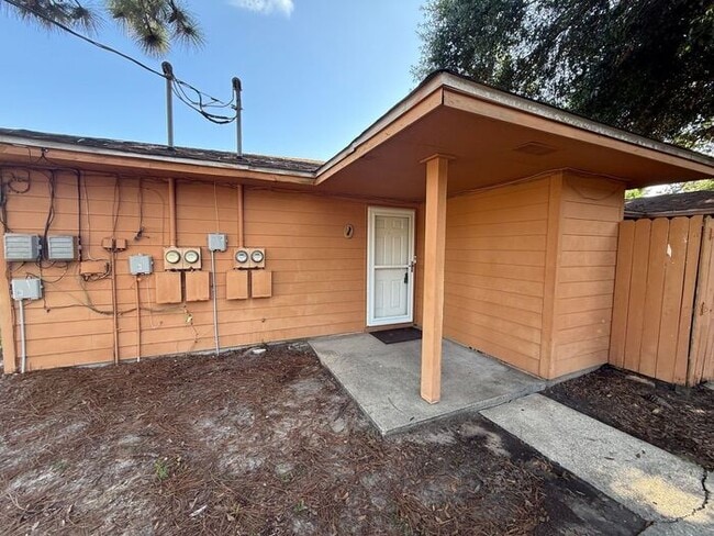 Building Photo - Gulf Breeze - Greenbriar Estates- 2 bedroom, 1 bathroom - water and lawn care included