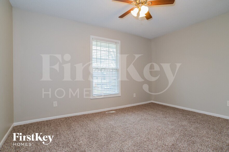 Building Photo - 615 N Pine St