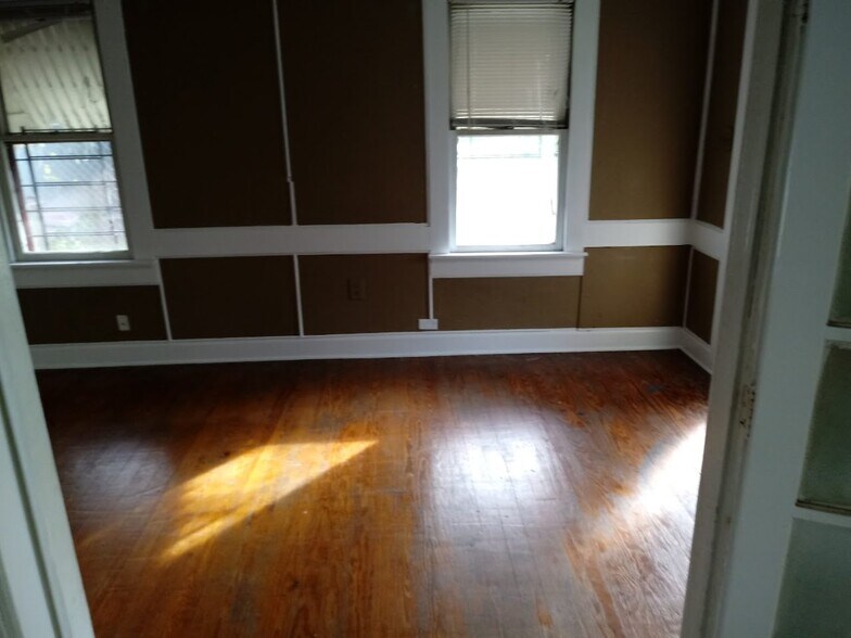 entry room, floor - 110 Dowdy St