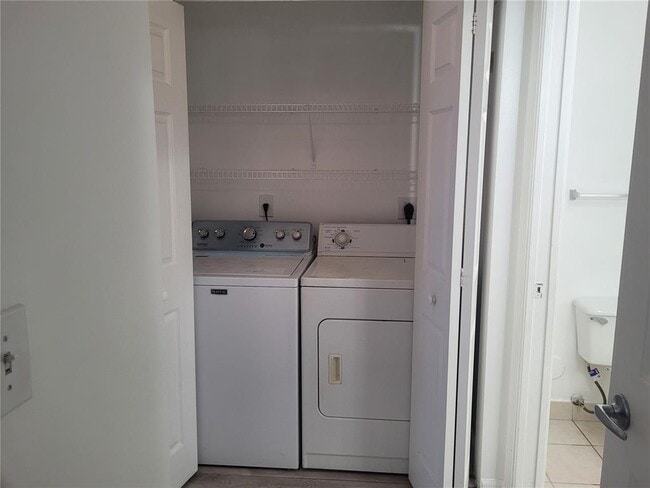 Building Photo - 7910 N Nob Hill Rd