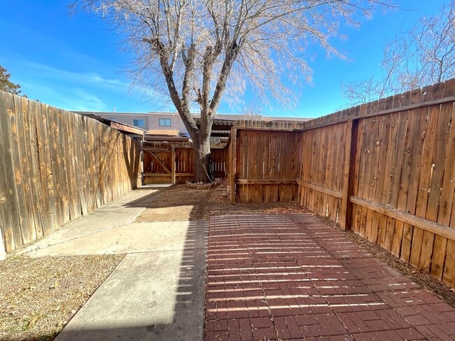 Building Photo - Cozy 2 Bedroom 2.5 Bathroom In The Heart of ABQ!