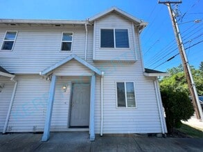 Building Photo - FREE RENT! Beautiful 2 bedroom duplex located in Southeast Portland!