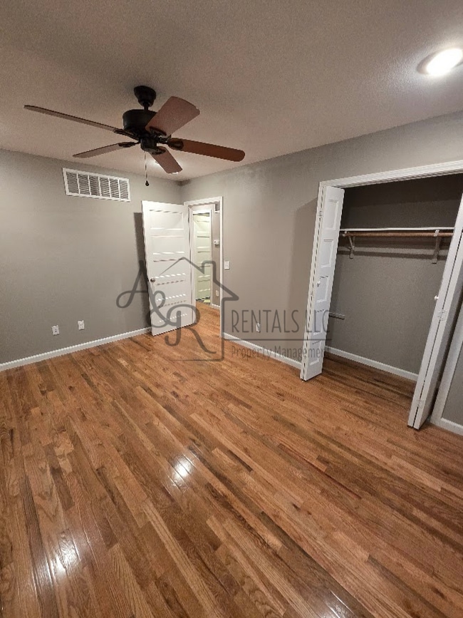 Building Photo - 301 E 7th St