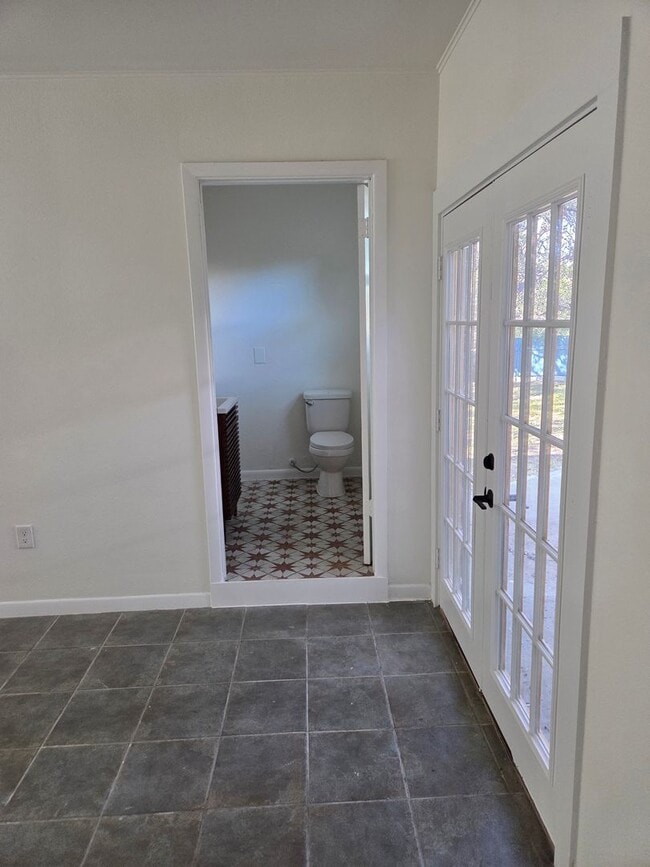 Building Photo - Travis Heights