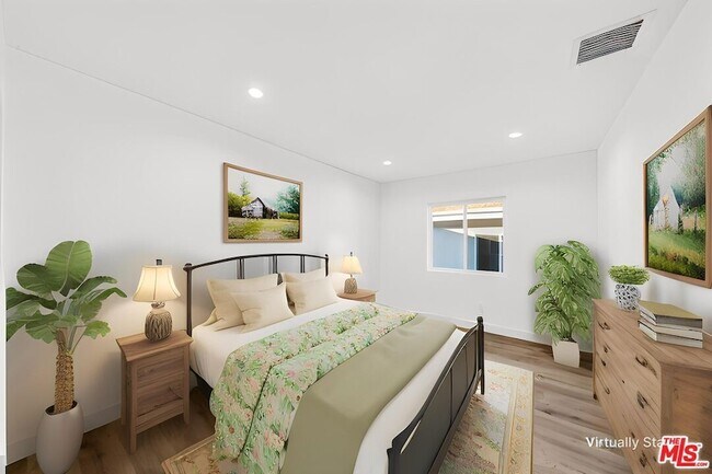 Building Photo - 17623 Burbank Blvd