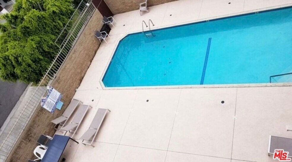 Building Photo - 533 S St Andrews Pl