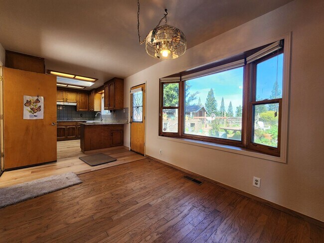 Building Photo - 3 Bedroom Country Home