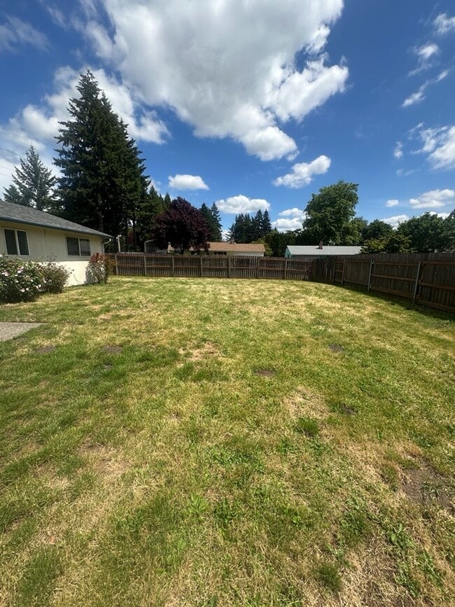 Building Photo - Ranch home with large fenced back yard