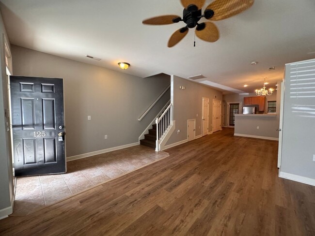 Building Photo - 2BR 2.5BA Townhome with Screened Porch