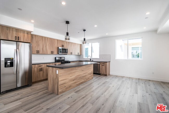 Building Photo - 4295 1/2 Tujunga Ave