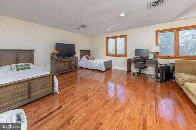 Building Photo - 1322 Commissioners Rd