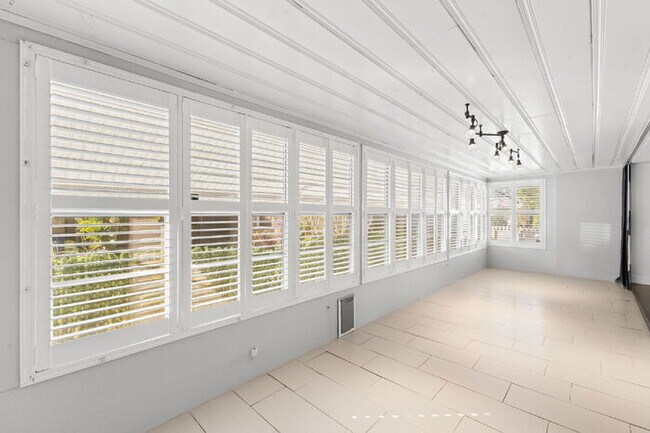 Building Photo - "Charming 3-Bed, 2-Bath Oasis in the Heart...