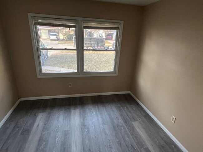 Building Photo - 503 E Lowell Ave