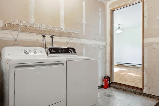 Building Photo - Move in ready now! West side cutie! 2 bed,...