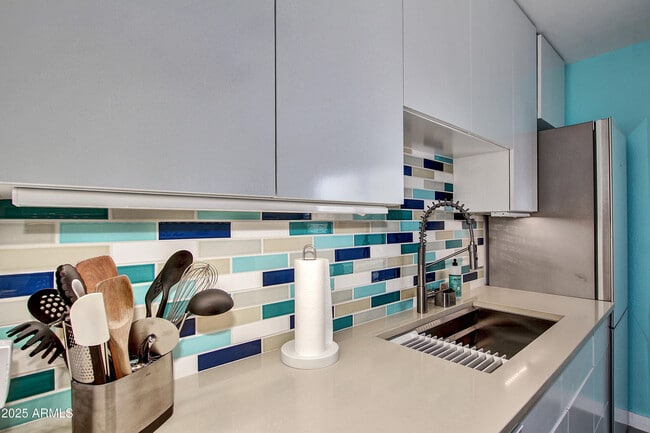 Building Photo - 7034 E Wilshire Dr