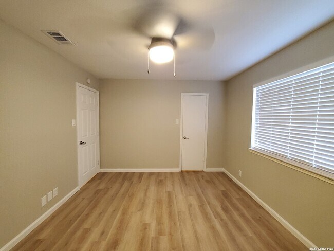 Building Photo - 5717 Lochmoor