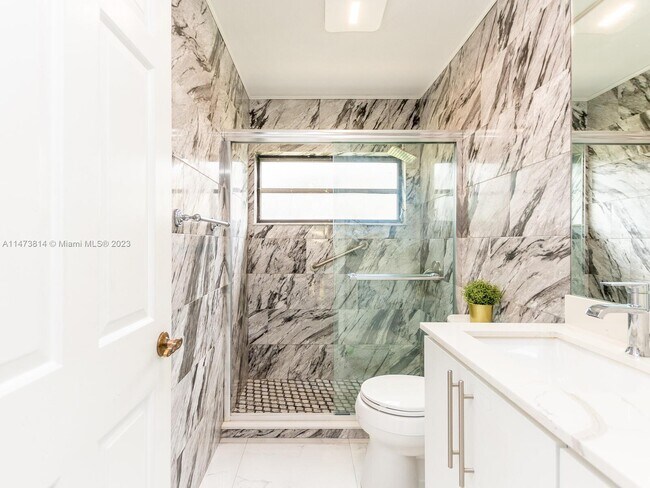 Building Photo - 741 E Plantation Cir