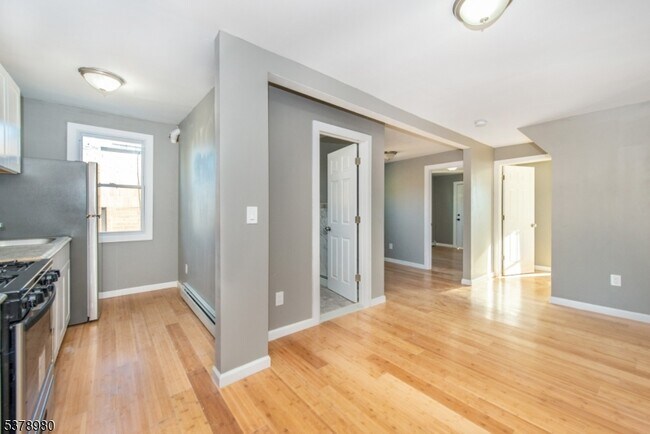 Primary Photo - 581 E 18th St
