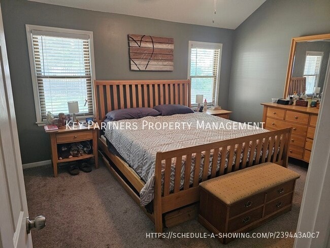 Building Photo - 620 N Sunset Dr